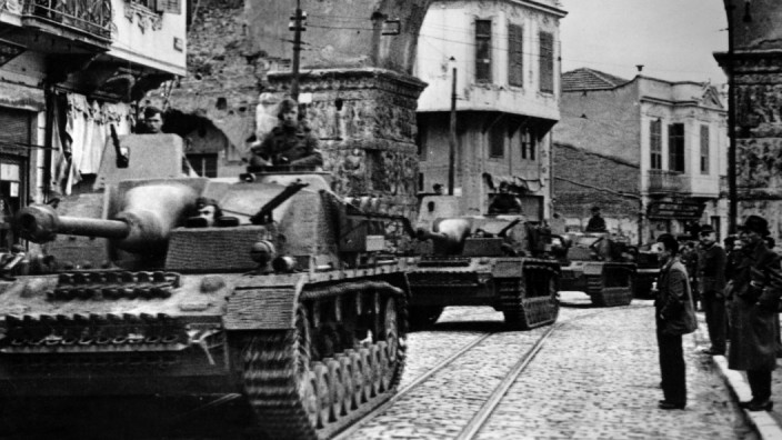 Griechenland im Zweiten Weltkrieg: Brutalität vor antiker Kulisse: Deutsche Panzer (Sturmgeschütze IV) 1944 am Galerius-Bogen in Thessaloniki.