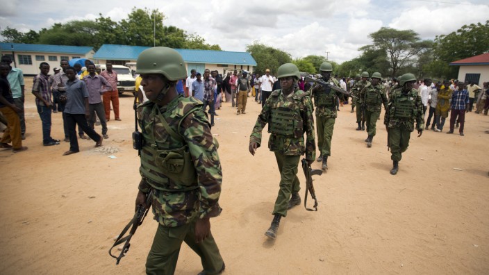 Terroranschläge in Kenia: Somalis unter Generalverdacht: Kenias Armee hat ihre Kontrollen verstärkt, nicht nur am Anschlagsort.