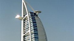 Hotel-Kategorien: Rekordverdächtig in vieler Hinsicht - das "Burj Al Arab" in Dubai gilt als Nobelherberge der Sonderklasse. Es ist mit 321 Metern das höchste Luxushotel der Welt und das einzige mit sieben Sternen.