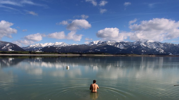 Bad im kalten See