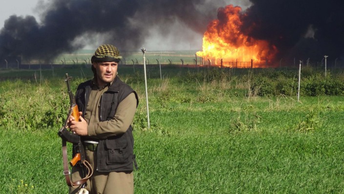 Versorgungsengpässe für Terrormiliz: Ein Peschmerga-Kämpfer vor einem brennenden Ölfeld in der Nähe von Kirkuk: Der IS verliert die Kontrolle über immer mehr Ölquellen.