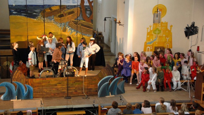 Vaterstetten: Aus ihren heimischen Gewässern (hier ein Aufführungsfoto von 2009) ist das Kindermusical Arche Noah zu großer Fahrt aufgebrochen.