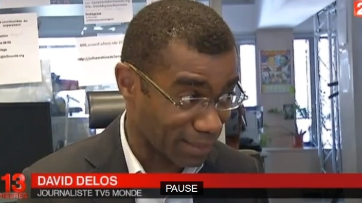 Nach Cyberangriff: Passwörter auf Zetteln an der Glaswand: TV-5-Monde-Reporter David Delos während eines Interviews
