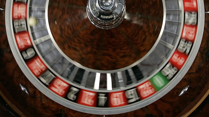 Croupiers Hone Their Skills At Casino School