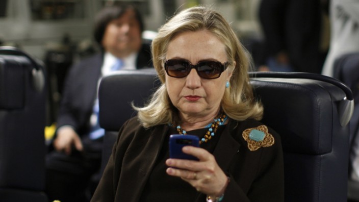 Leute: Die damalige US-Außenministerin Hillary Clinton mit ihrem Handy im Jahr 2011. Das Foto wurde in zahlreichen Memes zu ihrer E-Mail-Affäre im Wahlkampf 2016 verwendet.
