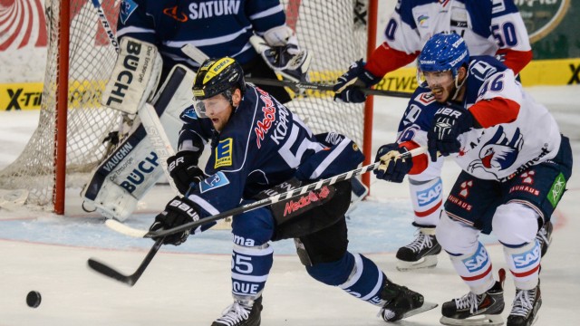 Neubeginn nach Sportlerkarriere: Mehr als 1000 Spiele in der Deutschen Eishockey-Liga hat Patrick Köppchen absolviert, hier das Playoff der DEL-Meisterschaftsrunde 2015, ERC Ingolstadt gegen Adler Mannheim.