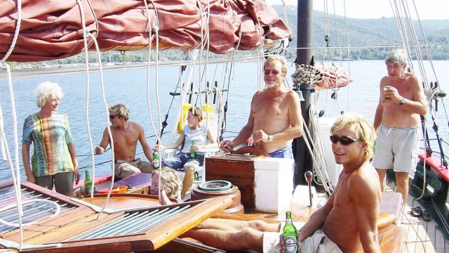 Segeltörn: Vor einigen Jahren segelten die Eltern selbst mit - gemeinsam mit Stefan (sitzend) und einigen Freunden ging es durch die Ägäis.