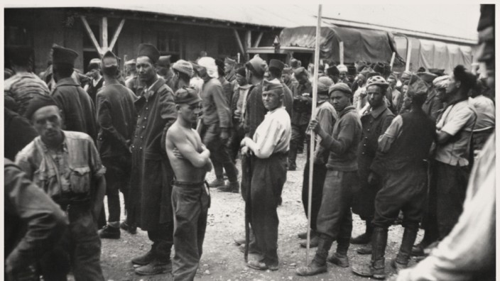 29. April 1945: Das Stalag VII A in Moosburg, das ursprünglich für 10 000 Gefangene geplant war, soll bei Kriegsende mit bis zu 70 000 Gefangenen aus zahlreichen Ländern belegt gewesen sein.
