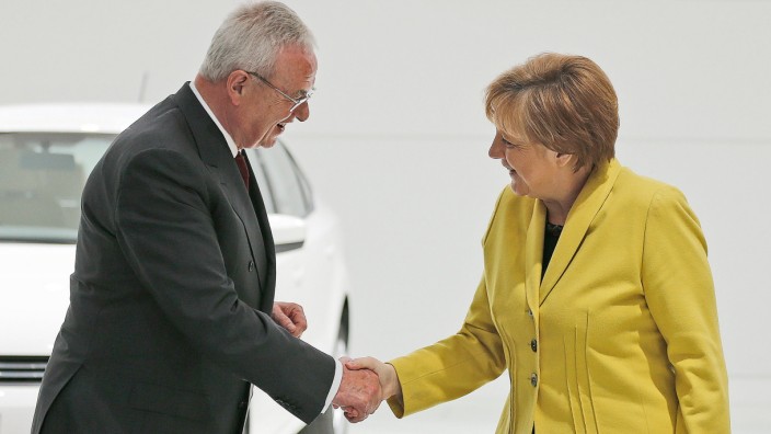 Winterkorn-Auftritt nach VW-Eklat: VW-Vorstandschef Martin Winterkorn und Kanzlerin Angela Merkel (CDU) auf der Hannover Messe