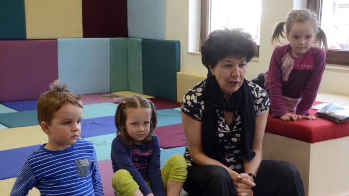 Karlsfeld: Viele Kinder sind Stammgäste bei Inge Straub. Wer zehnmal zuhört, dem schenkt die Bücherei ein Buch.