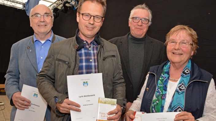 Puchheim: Heini Almstätter, Wolfgang Englmaier, Michael Bloech und Gisela Zeeb (v.l.) haben Puchheim ein Gedicht gewidmet und beim Lyrikwettbewerb gewonnen.