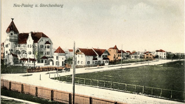Die kolorierte Ansicht "Neu-Pasing u. Storchenburg" bietet einen Blick auf die Hauptstraße (heute August-Exter-Straße)
mit der Storchenburg als Entree. Sie ist 1905 entstanden.