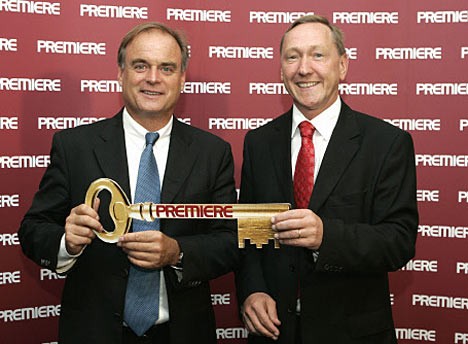 Deshalb muss der scheidende Vorstandsvorsitzende des Bezahl-Fernsehsenders Premiere AG Kofler (links) dem neuen Vorstandsvorsitzenden Michael Boernicke sogar symbolisch einen Schlüssel überreichen.  Foto: ddp