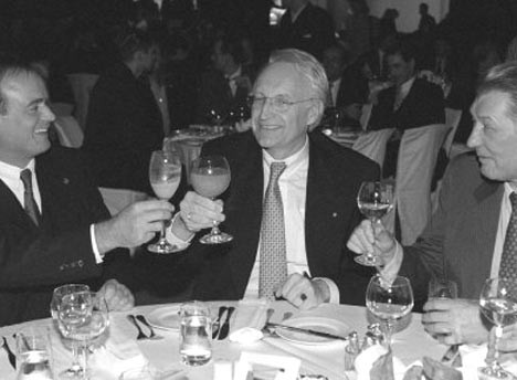 Medien-Zar Leo Kirch (r) und Bayerns Ministerpräsident Edmund Stoiber stoßen am Dienstag abend (13.10.1989) mit Georg Kofler (l), ProSieben-Vorstandschef, auf das 10jährige Bestehen des Fernsehsenders an. Foto: dpa