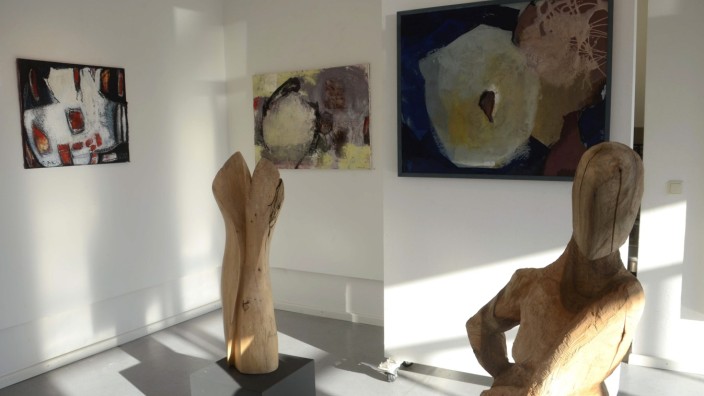 Ausstellung in Karlsfeld: Bevor Christl Buck und Christine Kellerer im Kunstkreis auszustellen wagten, hatten sie die Werke im Stadel der Familie Offenbeck getestet.