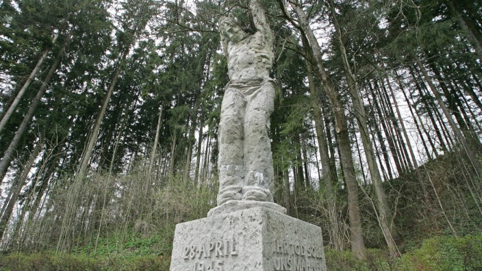 An der "Straße des 28. April 1945" erinnert ein Denkmal an die Penzberger Mordnacht, 2005