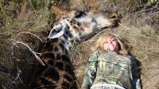 Bild mit totem Tier: Die Jägerin Rebecca Francis zieht mit diesem Foto massiven Ärger auf sich.