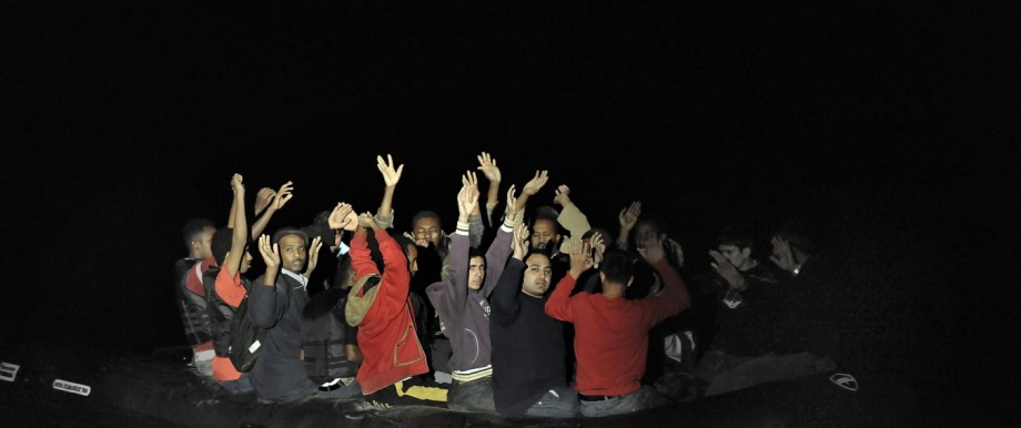 Flüchtlingsboote auf dem Mittelmeer: Ein Schlauchboot vollgepackt mit Immigranten auf dem Mittelmeer vor der griechischen Küste