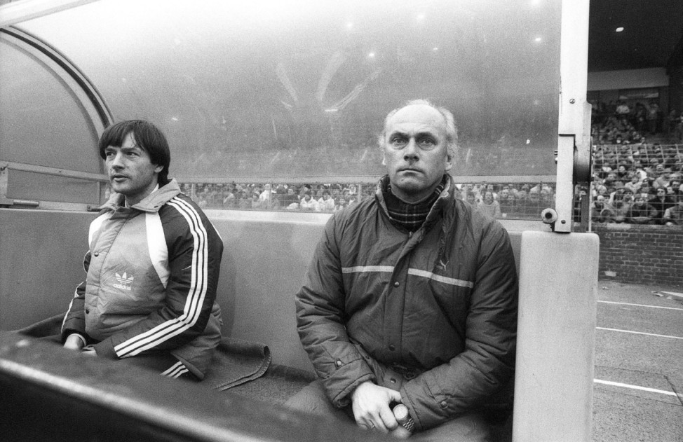 Udo Lattek re mit Hans Wilhelm Müller Wohlfahrt im Februar 1986 beim Bundesliga Fußballspiel Hann