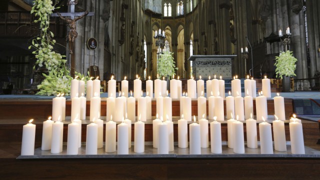 Trauerfeier in Köln: Auf der Treppe zum Altar stehen 150 Kerzen für die Opfer der Katastrophe vom 24. März. Darunter eine für den, der das Unglück verursacht hat.