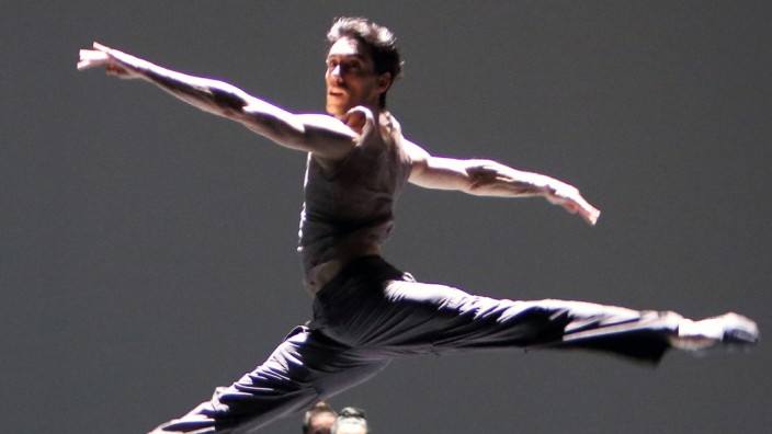 Vorbericht: Höher, weiter, schneller, härter: Ballett, angetrieben von Techno-Beats als Turbomotor, setzte der amerikanische Choreograf in "Unitxt" in Szene.