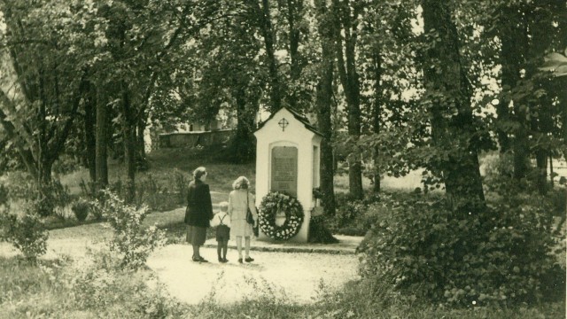 Eisenbahnunglück bei Aßling 1945Das 1948 errichtete Denkmal auf dem Soldatenfriedhof Oberelkofen in einer damals angefertigten Fotografie. (Foto: Stadtarchiv Grafing)