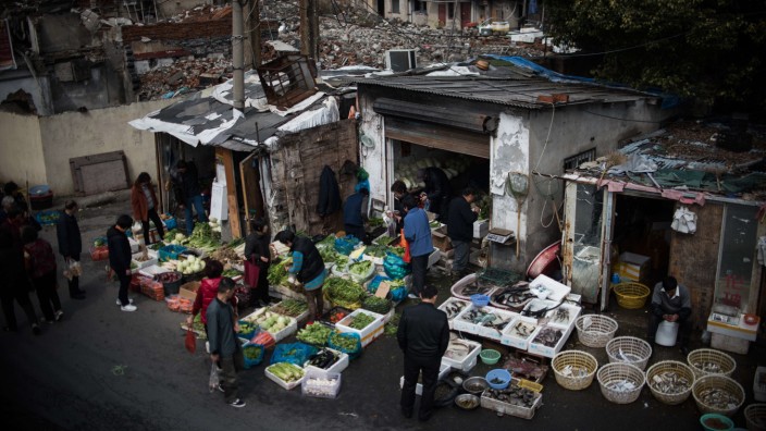 China: Straßenhändler in Shanghai: Die Wirtschaft lahmt, die Löhne sind niedrig, Jobs rar. Der Boom an der Börse ist da für viele ein Lichtblick.