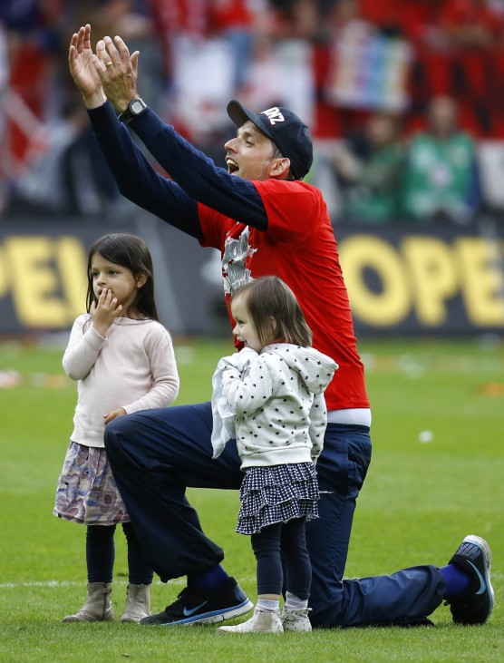 Thomas Tuchel, coach of FSV Mainz 05  performs the Mexican wave with his daughters after their German first division Bundesliga soccer match against HSV Hamburg in Mainz