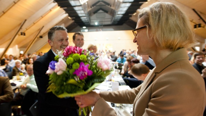 Karriere: Europaabgeordnete Angelika Niebler gratuliert Landtagsabgeordnetem Thomas Huber, der ihr Nachfolger als CSU-Kreisvorsitzender wird.