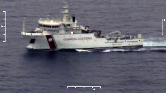 Schiffsunglück: Aufnahmen eines Schiffes der italienischen Küstenwache, das am Unglücksort im Einsatz ist.