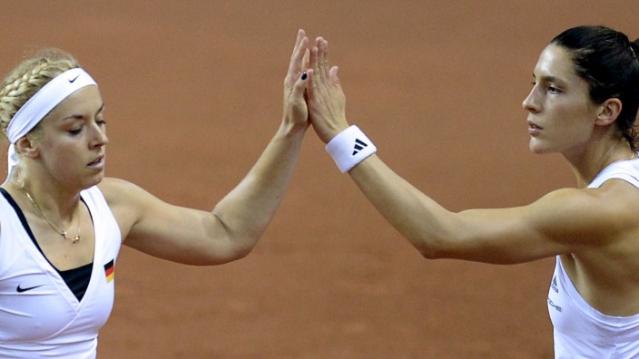 Deutsche Tennisfrauen im Fed Cup: Am Ende ging ihnen die Puste aus: Andrea Petkovic (rechts) und Sabine Lisicki verlieren das entscheidende Doppel.