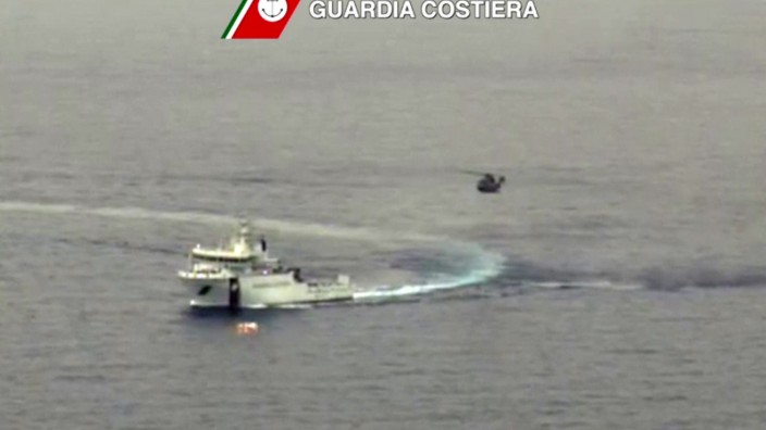 Flüchtlingskatastrophe: Die italienische Küstenwache hat Schiffe zum Ort der Katastrophe im Mittelmeer entsandt.