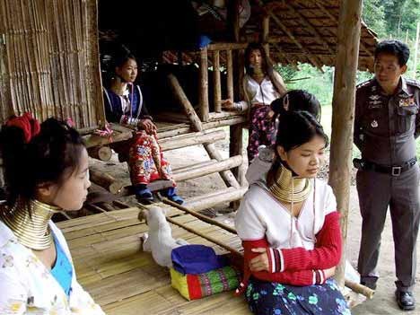 Messing-Schmuck bei den Karen-Frauen in Thailand, AP