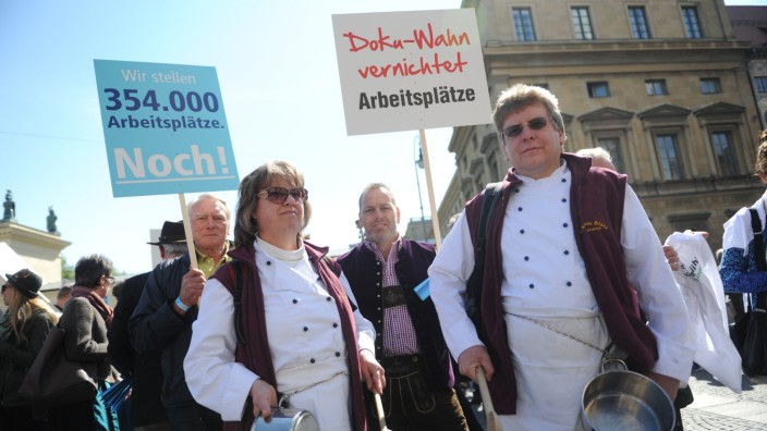 Mindestlohn-Debatte: Mit Töpfeschlagen und Transparenten machten am Montag in München Gastronomen aus ganz Bayern ihrem Unmut über zu viel Bürokratie Luft.