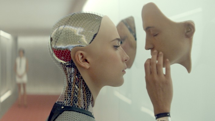 "Ex Machina" im Kino: Das Aussehen der Roboter-Mädchen wird auf Basis männlicher Porno-Suchprofile im Internet generiert: Alicia Vikander als künstliche Intelligenz Ava.