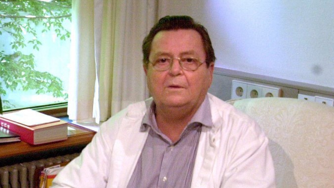 Prof. Dr. Armin Klümper (Deutschland) an seinem Schreibtisch