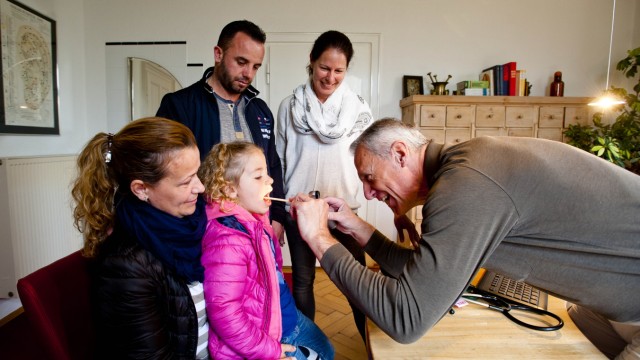 Landkreis Ebersberg: Glücksfall Glonn: Übersetzerin Shereen Bashi im weißen Pullover begleitet eine Flüchtlingsfamilie aus dem Kosovo zu Doktor Michael Kreutzer.