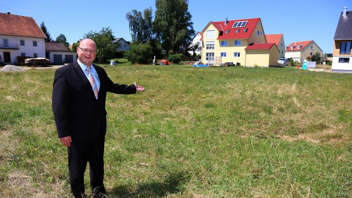 Weichs: Es wird noch dauern, bis Bürgermeister Harald Mundl in ein neues Rathaus ziehen kann. Das Grundstück ist mit Schadstoffen kontaminiert und verdichtet.
