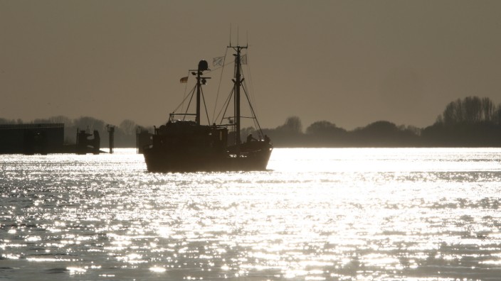 Die 'Sea Watch' verlässt den Hamburger Hafen