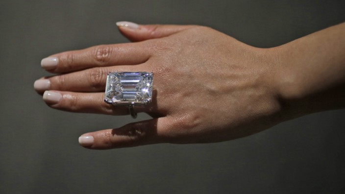 New York: Der Stein stammt aus einer südafrikanischen Diamantenmine von De Beers. An seiner Form wurde mehr als ein Jahr lang gefeilt.