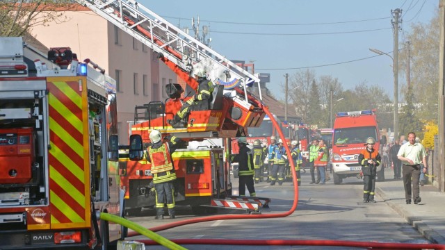 Brand in Olching: Am Dienstagnachmittag stand eine Rauchsäule über Olching. Den Schaden durch das Feuer schätzt die Polizei auf eine halbe Million Euro.