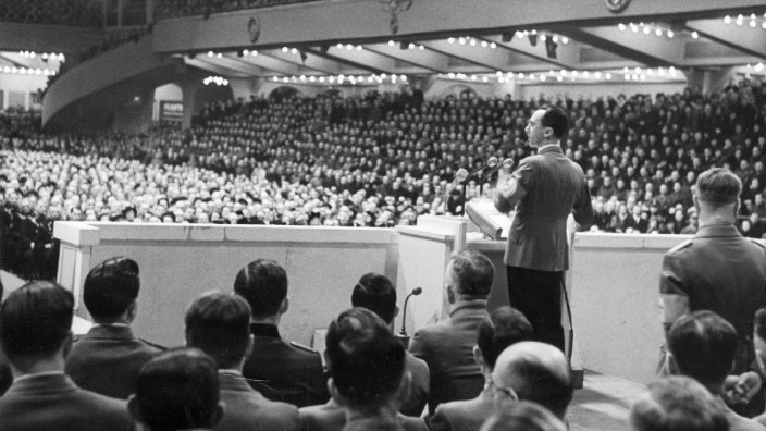 Joseph Goebbels bei seiner Rede zum " totalen Krieg " im Sportpalast in Berlin, 1943