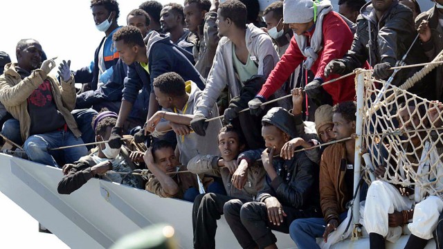 Flüchtlingsdebatte im Bundestag: Jeden Tag ein ähnliches Bild: Flüchtlinge warten im Hafen von Salerno darauf, an Land gehen zu dürfen.