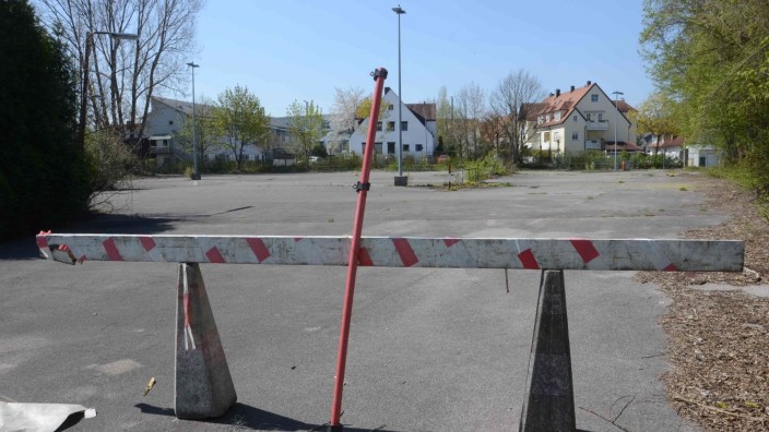 Asylbewerber: Das Landratsamt brachte den alten MD-Parkplatz als Standort einer Flüchtlingsunterkunft ins Spiel.