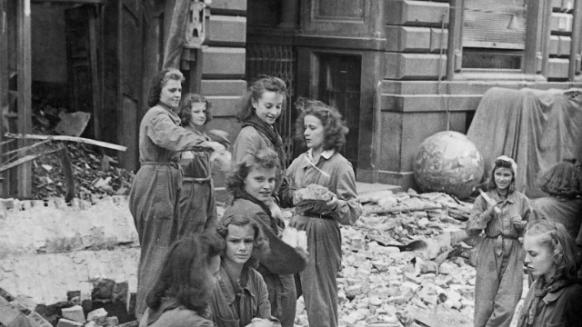 Aufräumarbeiten im Scherl-Verlag nach Luftangriff, 1944