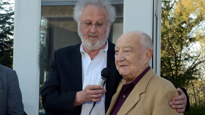 Holocaust-Überlebender Leslie Schwartz: Georg Wiesmaier (links) und Leslie Schwartz am Bahnhof in Dorfen.