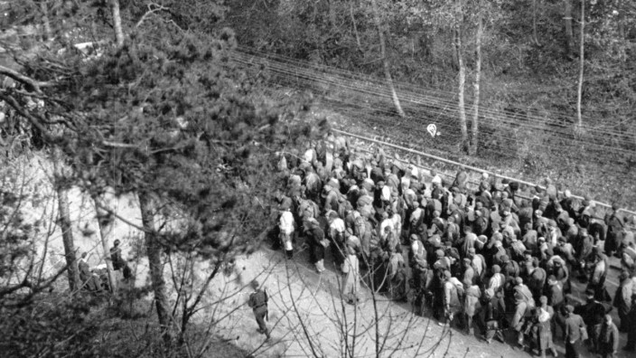 Evakuierungsmarsches von KZ-Häftlingen auf der Neuen Bergstraße in Landsberg, Foto: Johann Mutter, ca. 24. April 1945., Quelle: Stadtarchiev Landsberg