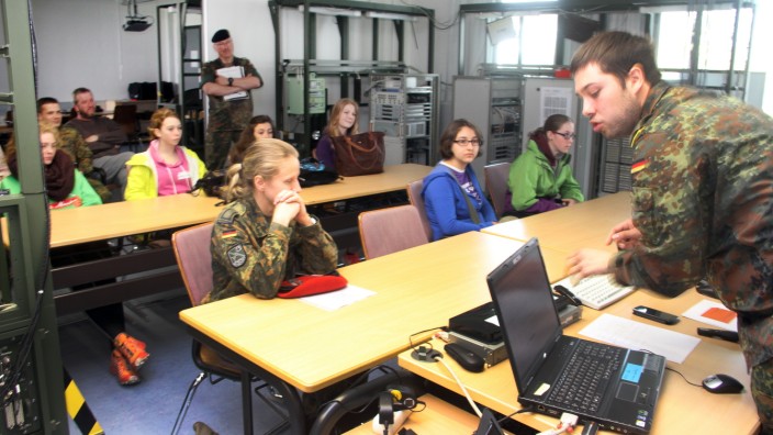 Mädchen besuchen die Bundeswehr; Girls-Day bei der Bundeswehr