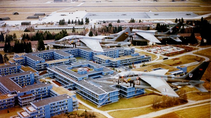 Fliegerhorst: Drei Alpha-Jets des Jagdbombergeschwaders 49 überfliegen 1980 die Offizierschule. Ein Düsenjäger dieses Typs ist heute noch ausgestellt.