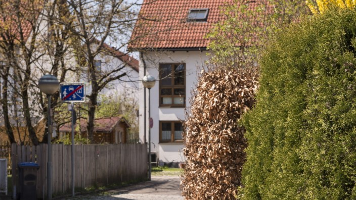 Taufkirchen, Am Mitterfeld, Nelkenweg, Maschendraht und Hecken sollen Holzzäunen weichen